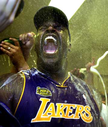 Οι Λέικερς (108-96) κατέκτησαν τον τίτλο μέσα στη Φιλαδέλφεια