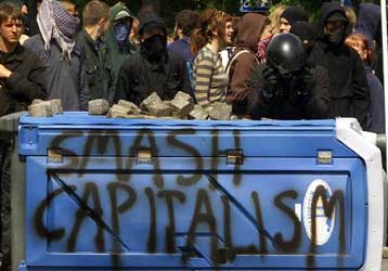 Νέες συγκρούσεις διαδηλωτών και αστυνομίας με φόντο τη Σύνοδο Κορυφής της ΕΕ