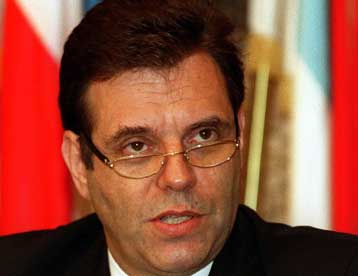 Ο νέος νόμος δεν σημαίνει την αυτόματη έκδοση Μιλόσεβιτς, δηλώνει ο Κοστούνιτσα