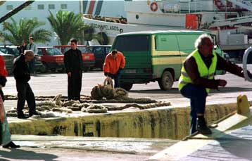 Σοβαρός τραυματισμός ναυτικού κατά τη διάρκεια φόρτωσης πλοίου στον Πειραιά