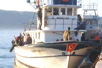 Τέσσερις λαθρομετανάστες πνίγηκαν όταν το πλοίο που τους μετέφερε προσέκρουσε σε βράχια