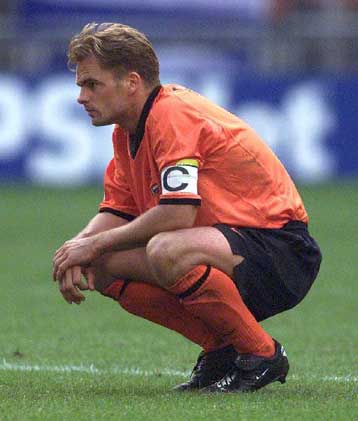 Αποκλεισμό ενός έτους επέβαλε στον Φρανκ Ντε Μπουρ η UEFA