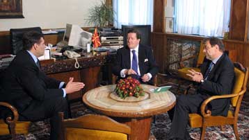 Το ΝΑΤΟ δεν θα επέμβει στρατιωτικά στην ΠΓΔΜ, δηλώνει ο Ρόμπερτσον