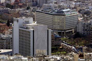 Προς συμφωνία; Θετική η σύσκεψη Λαλιώτη με ξενοδόχους – Την Παρασκευή συνάντηση με 2004 και ΥΠΑΝ