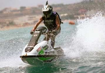 Το λιμενικό θα περιπολεί για τον εντοπισμό παρανομούντων οδηγών τζετ σκι