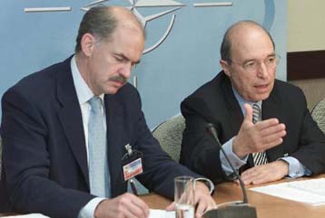 Υπέρ της επέμβασης της Συμμαχίας και της ΕΕ στην ΠΓΔΜ τάχθηκε ο πρωθυπουργός