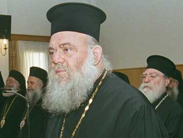 Στο στόχαστρο του μητροπολίτη Θηβών η στάση της Εκκλησίας της Ελλάδος