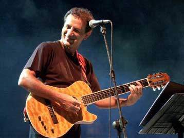 Ο Γιώργος Νταλάρας τραγουδά στο Αργυρόκαστρο