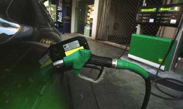 Κατά τέσσερις δραχμές μειώνονται οι τιμές της βενζίνης