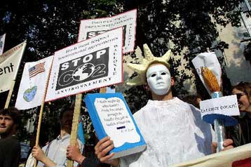 «Θερμή» υποδοχή ετοιμάζουν χιλιάδες Βέλγοι στον Μπους