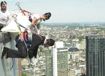 Πιστοί στο γάμο οι Έλληνες αλλά και στα… κινητά