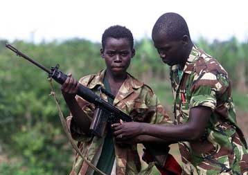 Περισσότερα από 300.000 παιδιά χρησιμοποιούνται ως στρατιώτες σε 41 χώρες