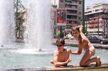 Νέφος και ζέστη πνίγουν την Αθήνα