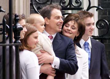 Στόχος ο Μπλερ εξαιτίας της αύξησης μισθού που έδωσε στον εαυτό του