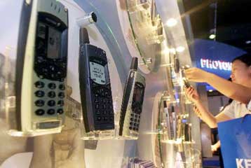 Ήξεις αφήξεις από τις κατασκευάστριες εταιρείες για την ακτινοβολία των κινητών