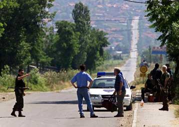 Προ των πυλών της πρωτεύουσας οι Αλβανοί αντάρτες στην ΠΓΔΜ – Καταδικάζει η ΕΕ τις τρομοκρατικές ενέ