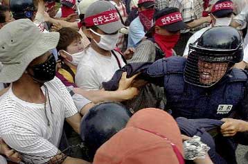 Θορυβημένη η κυβέρνηση της Ν.Κορέας από τις μαζικές απεργιακές κινητοποιήσεις