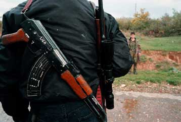 Ο στρατός της ΠΓΔΜ βομβαρδίζει τα προπύργια των Αλβανών, αγνοώντας το τελεσίγραφο του UCK