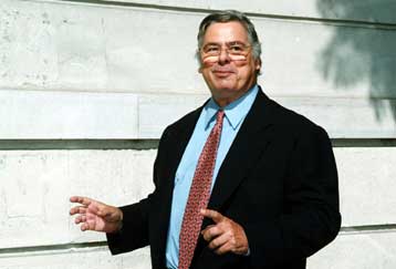 Όχι στην κομματικοποίηση των δημοτικών εκλογών, λέει ο Μ.Έβερτ