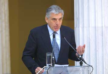 Πλεόνασμα δέκα τρισ. έως το 2011 προβλέπει ο Γ.Παπαντωνίου