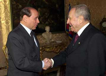 Εντολή για το σχηματισμό κυβέρνησης έλαβε από τον Ιταλό πρόεδρο ο Μπερλουσκόνι