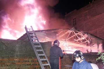 Μεγάλη πυρκαγιά κατέστρεψε δύο μπαρ στην Γλυφάδα