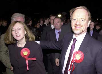 Ο Τόνι Μπλερ ετοιμάζει το νέο κυβερνητικό σχήμα – Έκπληξη η αντικατάσταση του Ρ.Κουκ από τον Τζακ Στ