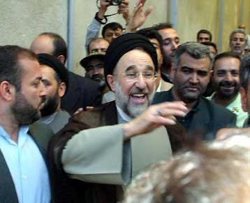 Με μεγάλη καθυστέρηση έκλεισαν οι κάλπες στο Ιράν