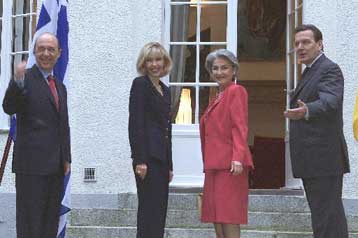 Σημίτης και Σρέντερ χαιρετίζουν την εκλογική νίκη του Μπλερ – Συγχαρητήριο μήνυμα και από τη ΝΔ