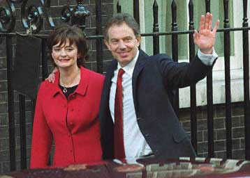 Προσανατολισμένες στην Ευρώπη οι πρώτες δηλώσεις Μπλερ, μετά το θρίαμβο των Εργατικών στις εκλογές