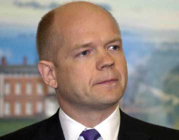 Την παραίτησή του ανακοίνωσε ο Ουίλιαμ Χέιγκ έπειτα από τη σαρωτική νίκη του Εργατικού Κόμματος