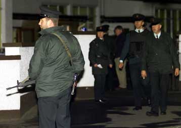 Δύο ύποπτοι συνελήφθησαν για το αιματηρό επεισόδιο έξω από εκλογικό κέντρο της Β.Ιρλανδίας