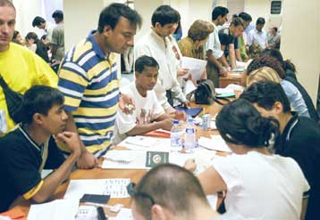 Στις μεταφραστικές υπηρεσίες του ΥΠΕΞ πλέον οι ουρές των αλλοδαπών – Κρούσμα εκβιασμού για τις άδειε