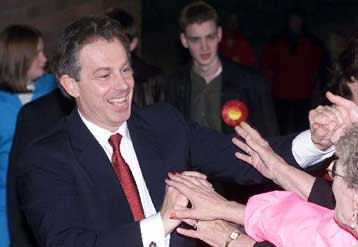 Θριαμβευτική επικράτηση του Εργατικού Κόμματος στις γενικές εκλογές της Βρετανίας