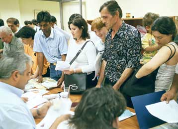 Ο Δήμαρχος Ιστιαίας αρνείται να παραλάβει αιτήσεις αλλοδαπών – Αμεση η αντίδραση της ΚΕΔΚΕ