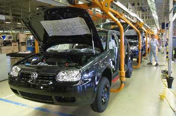 Σε περικοπή της παραγωγής οδηγεί τις ευρωπαϊκές αυτοκινητοβιομηχανίες η πτώση των πωλήσεων