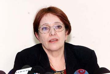 Επαγρύπνηση για το ασφαλιστικό ζήτησε η Παπαρήγα από τη ΓΣΕΕ