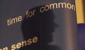 Ξεκίνημα χωρίς ενθουσιασμό στις βρετανικές εκλογές – Στο 60 – 70% εκτιμάται η προσέλευση του κοινού