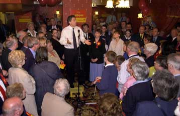 Ανοιξαν οι κάλπες στη Βρετανία