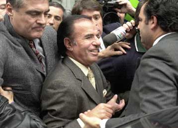 Σφίγγει ο κλοιός γύρω από τον τέως πρόεδρο της Αργεντινής για το σκάνδαλο της πώλησης όπλων