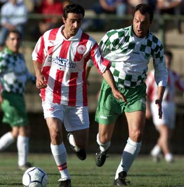 Νικητές οι «ερυθρόλευκοι» παλαίμαχοι στο ντέρμπι των «αιωνίων»