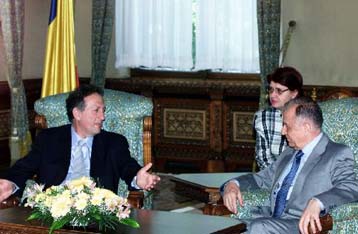 Πρότυπο συνεργασίας οι ελληνορουμανικές σχέσεις, δήλωσε ο Σκανδαλίδης από το Βουκουρέστι