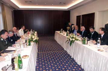 Ικανοποίηση για τον ηγετικό ρόλο της Ελλάδας στα Βαλκάνια εξέφρασε ο Ντόναλντ Ράμσφελντ