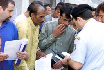 Νομιμοποίηση ή απέλαση οι επιλογές για τους μετανάστες, σύμφωνα με τη Β.Παπανδρέου