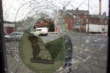 Η τάξη αποκαταστάθηκε στο Λιντς μετά τις φυλετικές ταραχές – Νέες συλλήψεις προαναγγέλλει η αστυνομί