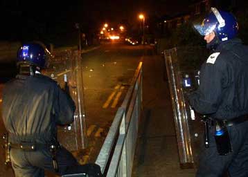 Φυλετικές ταραχές ξέσπασαν στο Λιντς της βόρειας Αγγλίας – Επί ποδός η βρετανική αστυνομία