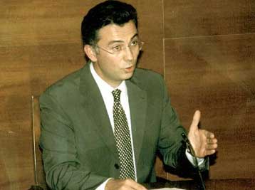 Για συνειδητή παραπλάνηση του ελληνικού λαού κατηγορεί η ΝΔ τον Κ.Σημίτη