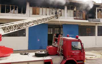 Πυρκαγιά από άγνωστη αιτία σε κτίριο στο λιμάνι του Πειραιά