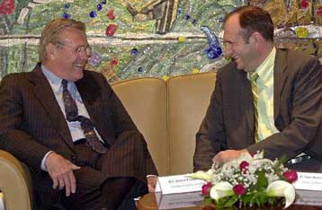 Στην ΠΓΔΜ και το Κοσσυφοπέδιο ο υπουργός Αμυνας των ΗΠΑ