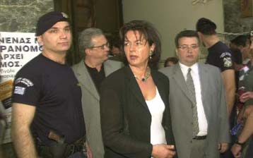 Προβλήματα μεν, ικανοποίηση δε, από τη Β.Παπανδρέου για τη διαδικασία νομιμοποίησης των μεταναστών